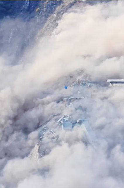 Yeni köprü açıldıktan haftalar sonra çöktü: Dev beton bloklar nehre düştü