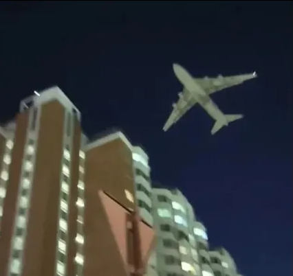 Dünyanın en büyük kargo uçağı droneden kaçarken az daha binalara çarpıyordu