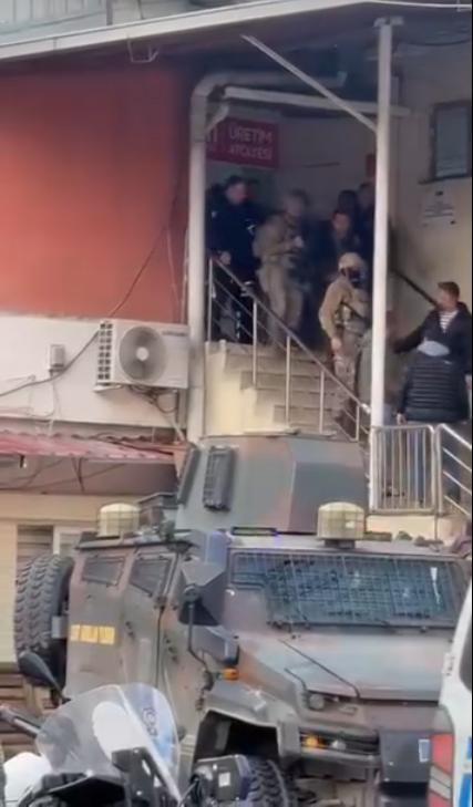 Eski iş yerini basıp 4 kişi yaraladı; çıktığı çatıda özel harekat etkisiz hale getirdi