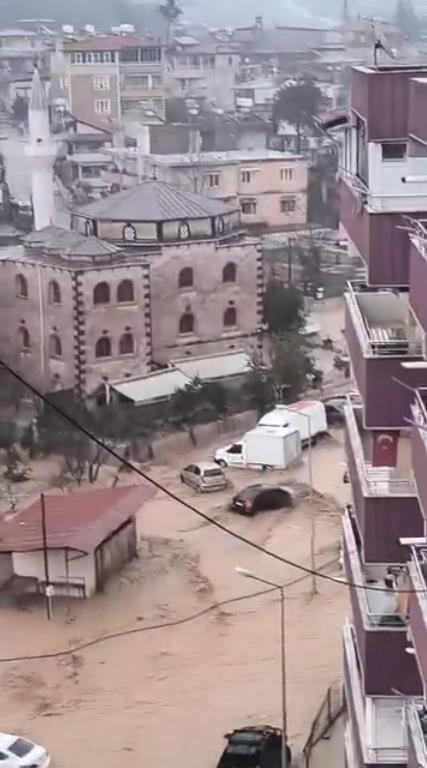 5 ilimiz kabusu yaşadı! Köprüler yıkıldı, her yer sular altında kaldı