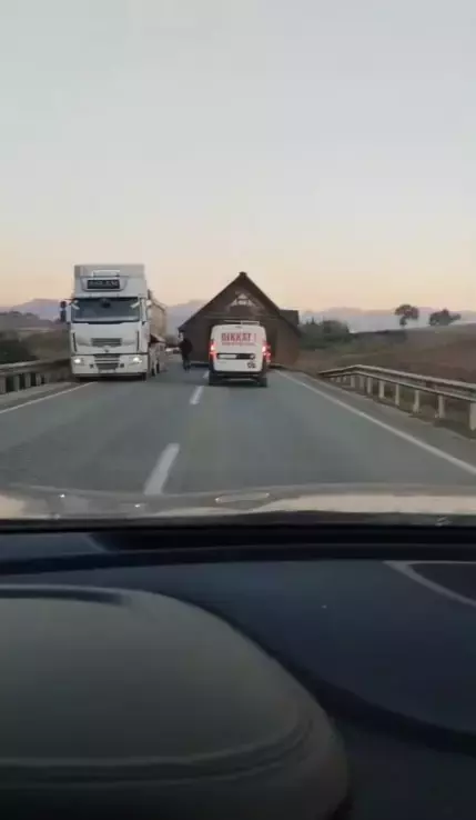 Prefabrik ev taşıyan tır trafiği altüst etti