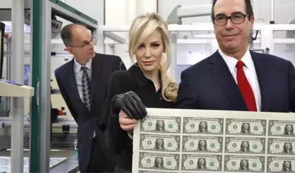 ABD Hazine Bakanı Steven Mnuchin ve Eşinin Darphane Pozu Sosyal Meydada Tepki Çekti