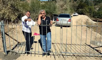 Arazisinden Geçen Yolu Kapatan Vatandaş, Anahtarı Sadece İki Kişiye Verdi