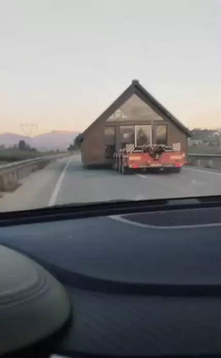 Prefabrik ev taşıyan tır trafiği altüst etti