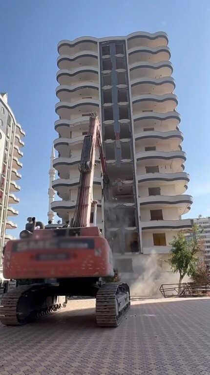 Ağır hasarlı bina çalınan ıslığın ardından böyle yıkıldı