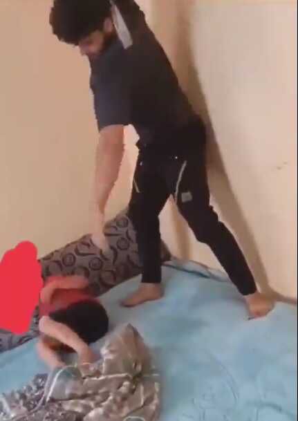 Böyle baba olmaz olsun! Küçücük çocuğu feryatlarına aldırmadan dakikalarca kemerle dövdü