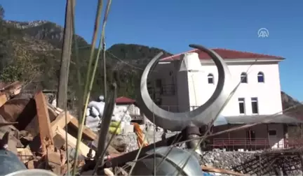 Fırtına Cami Minaresini Yıktı, Seralar Zarar Gördü