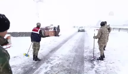 Ağrı Dağı'ndan Gelen Sürücülere Sıcak Karşılama