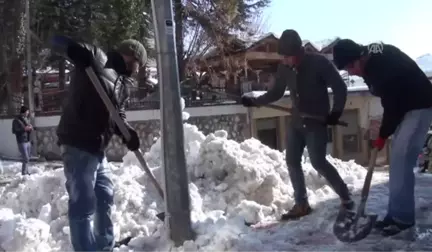 Akseki Belediyesi Kamyonlarla Şehir Dışına Kar Taşıyor