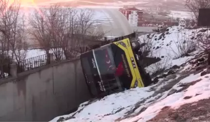 Elazığ'da Otobüs Devrildi: 11 Yaralı