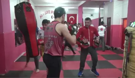 Ay Yıldız Spor Kulübü'nden Başarılı Sporculara Plaket