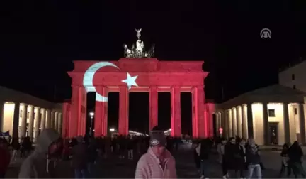 Tarihi Brandenburg Kapısı Türk Bayrağının Renklerine Büründü