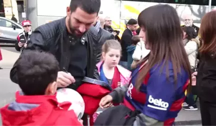 Arda Turan ve Arkadaşları, Hastaneye Giderek Çocuklara Hediye Verdi