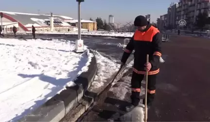 Temizlik Işçisi Bulduğu 20 Bin Lirayı Teslim Etti