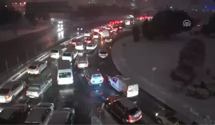 Kar Yağışı Nedeniyle Trafik Yoğunluğu Oluştu