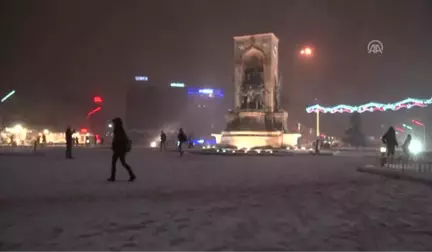 Kar Yağışı Nedeniyle Caddeler ve Sokaklar Beyaza Büründü - Istanbul