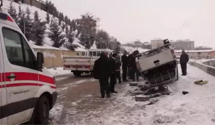 Kontrolden Çıkan Kamyonet Devrildi: 2 Yaralı