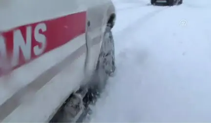 Kar Geçit Vermeyince Hastaya Yürüyerek Ulaştılar