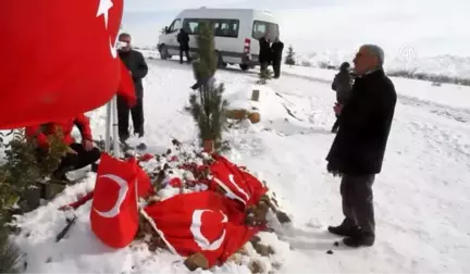 Şehit Polis Sekin'in Babası Oğlunun Kabrini Ziyaret Etti