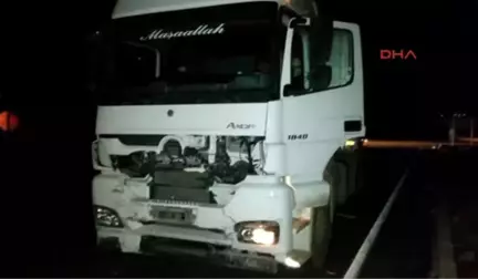 Izmir - Tır Ile Çarpışan Otomobildeki 3 Kişi Öldü