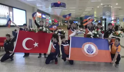 Şampiyon Kros Takımı, Türkiye'ye Döndü