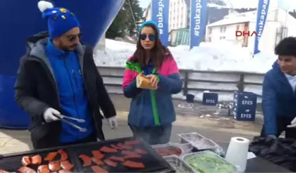 Bursa - Oyuncu Müjde Uzman, Uludağ'da Karlar Üzerinde Sucuk Pişirdi