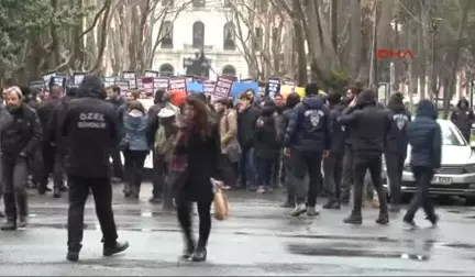 Beyazıt Kampüsü Önünde Güvenlikçilerle Öğrenciler Arasında Gerginlik: 6 Gözaltı