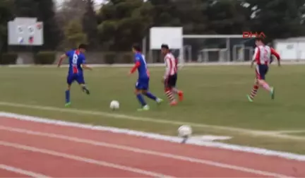 Burdur Kendisine Faul Yapan Rakibine Kafa Attı