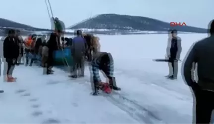 Isparta Göl Yüzeyindeki Buzu Keserek Adaya Yol Açtılar