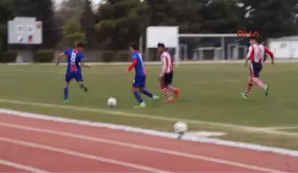 Burdur'da Futbolcu, Kendisine Faul Yapan Rakibine Kafa Attı