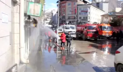 Hakkari Esnafı Kepenk Kapattı: Belediye Ekipleri Kepenkleri Yıkadı