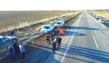 Türk Bayrağıyla Ömer Halisdemir'in Mezarına Yürüyor