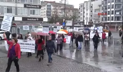 Çanakkaleli Kadınlardan Yağmur Altında Tiyatrolu Kutlama