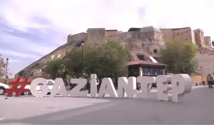 Gaziantep'te Ürettiği Terlikleri Avrupalılara Giydiriyor