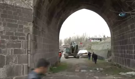 Tarihi Ongözlü Köprü'nün Kapatılan Gözleri Açılıyor