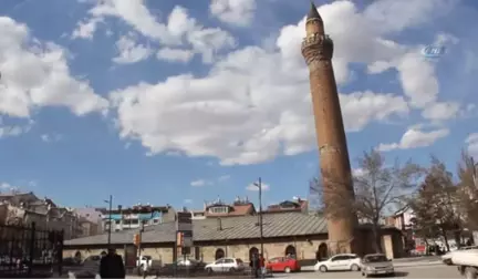 Bu Minare Asırlardır Hareket Ediyor