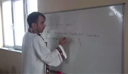 Imam Yoksul Çocuklara Camide Ingilizce, Türkçe, Matematik ve Tarih Dersleri Veriyor