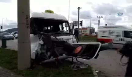 Polislerin Bulunduğu Araç ile Minibüs Çarpıştı: 2 Yaralı