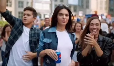 Kendall Jenner'ın Oynadığı Tartışmalı Kola Reklamı Yayından Kaldırıldı