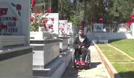 Gazi Öğrenci Şehit Meslektaşlarının Mezarını Ziyaret Etti