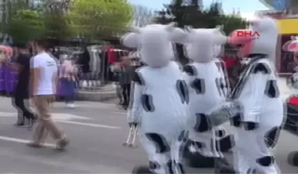 Izmir Alaçatı Ot Festivali'nde Renkli Kortej Yürüşü