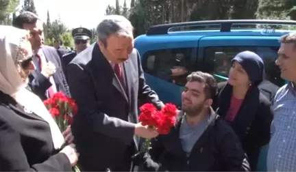 Polis Okuluna Düzenlenen Saldırıda Gazi Oldu, Tekerlekli Sandalye ile Şehitleri Ziyaret Etti