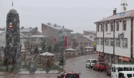 Tokat'ta Nisan Ayında Yağan Kar Görenleri Şaşırttı