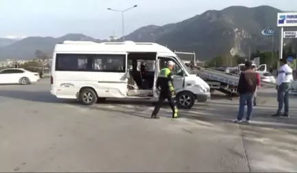 Denizli'de Trafik Kazası: 2'si Ağır, 14 Yaralı