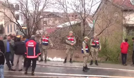 Çökme Tehlikesi Bulunan Ev Belediye Ekiplerince Yıkıldı