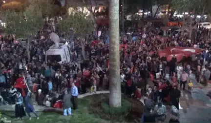 Denizli'de 'Evet' Diyenler Meydanda Kutlama Yaptı