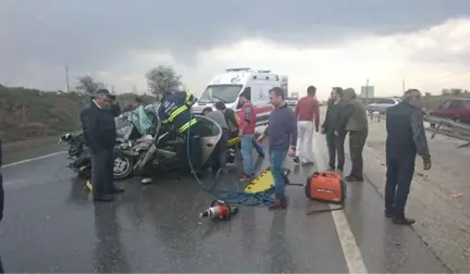 Tır'ın Altına Giren Otomobilde 2 Ölü,3 Yaralı