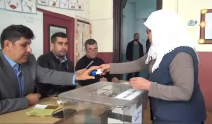 Türkiye Sandık Başında... Yaşlı ve Hasta Vatandaşlar Ambulanslar ile Taşındı