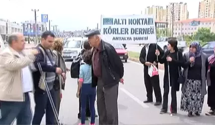 Görme Engelli Vatandaşlar, Ölen Arkadaşları İçin Yolu Trafiğe Kapattı