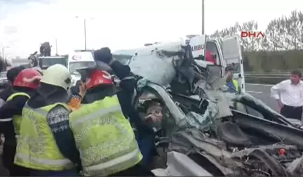 Sakarya Otomobil Yol Ayrımındaki Bariyerlere Girdi: 2 Yaralı